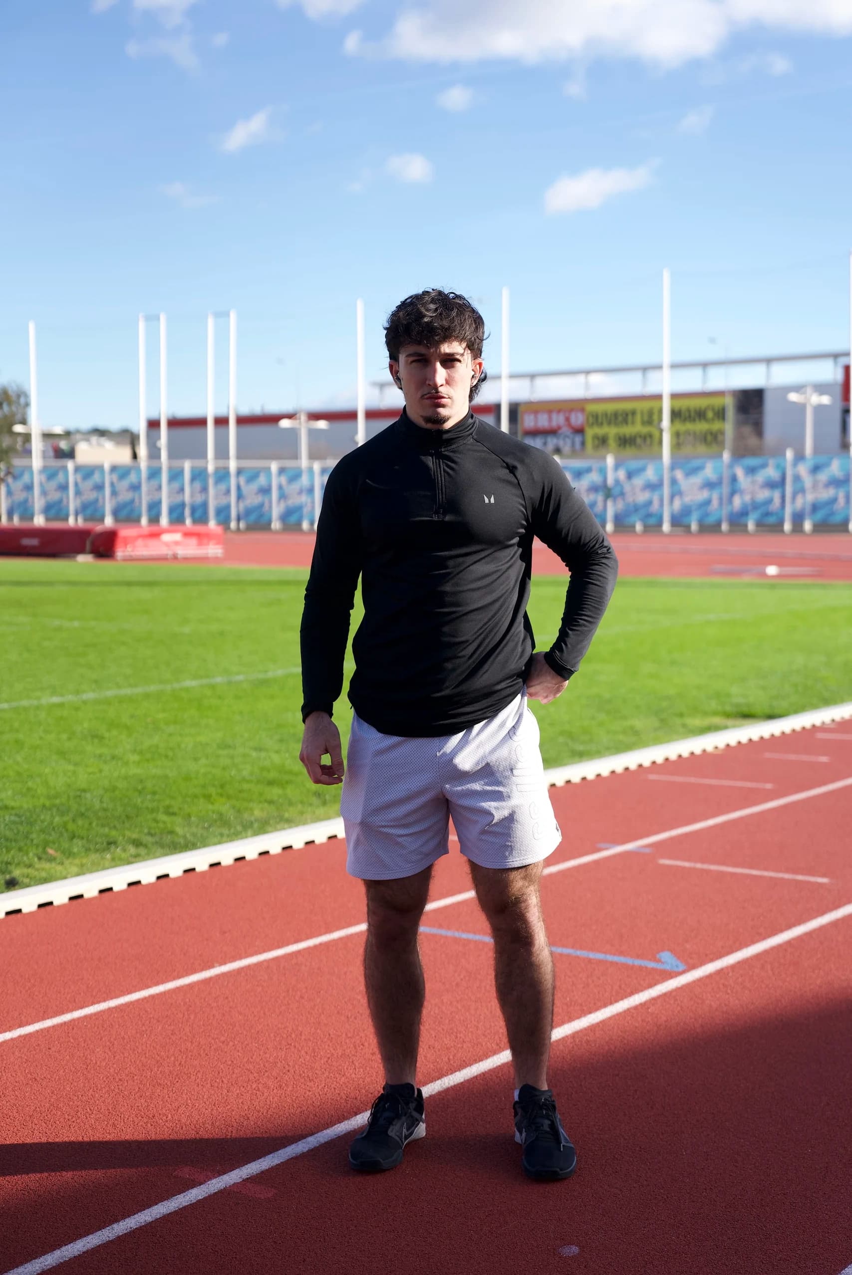 Jules, coach en préparation physique, sur la piste d'athlétisme